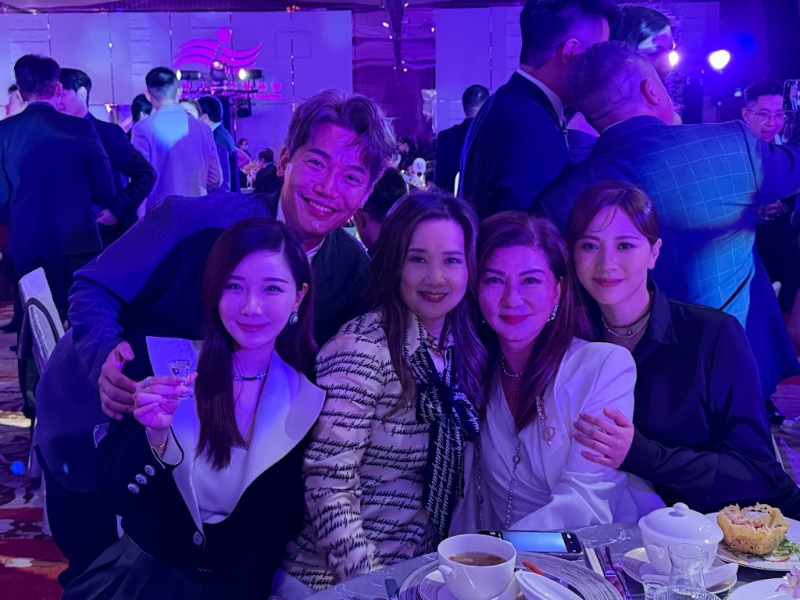 朱朱攬實TVB高層樂易玲（右二）影相。