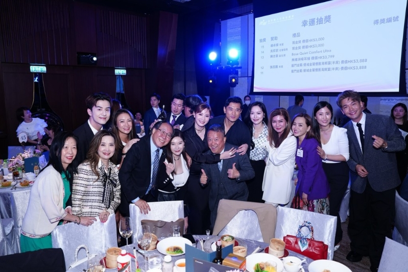 朱朱昨日分享與一眾TVB同事出席晚宴的合照。