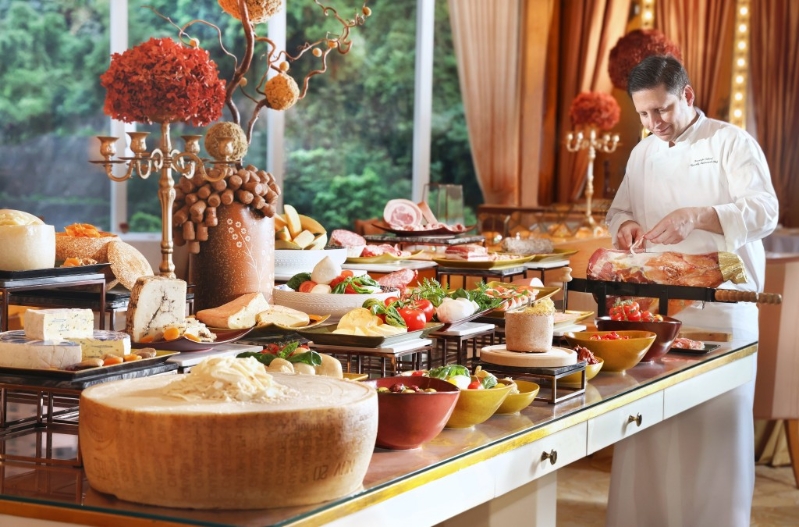 可以自助形式任食逾20款前菜，包括24個(gè)月西班牙風(fēng)乾火腿配哈蜜瓜、各式各樣的精選凍肉、法國(guó)凍批、水牛芝士、來自意大利、法國(guó)及德國(guó)等地的優(yōu)質(zhì)軟硬芝士及歐陸式前菜