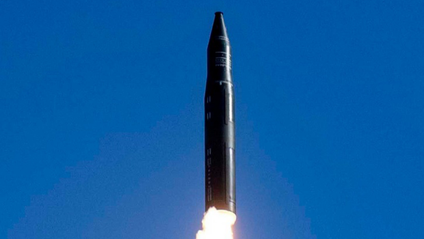 解放軍對(duì)太平洋發(fā)射“洲際導(dǎo)彈”研判是東風(fēng)-5B洲際導(dǎo)彈。