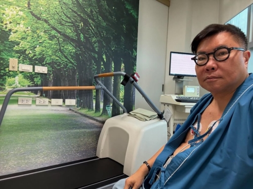 胡慧沖近日于IG上載在泰國入院圖片，他的心口貼滿照心電圖儀器。