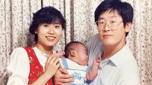 金惠京1990年與李在明在結(jié)婚。李在明競(jìng)選部