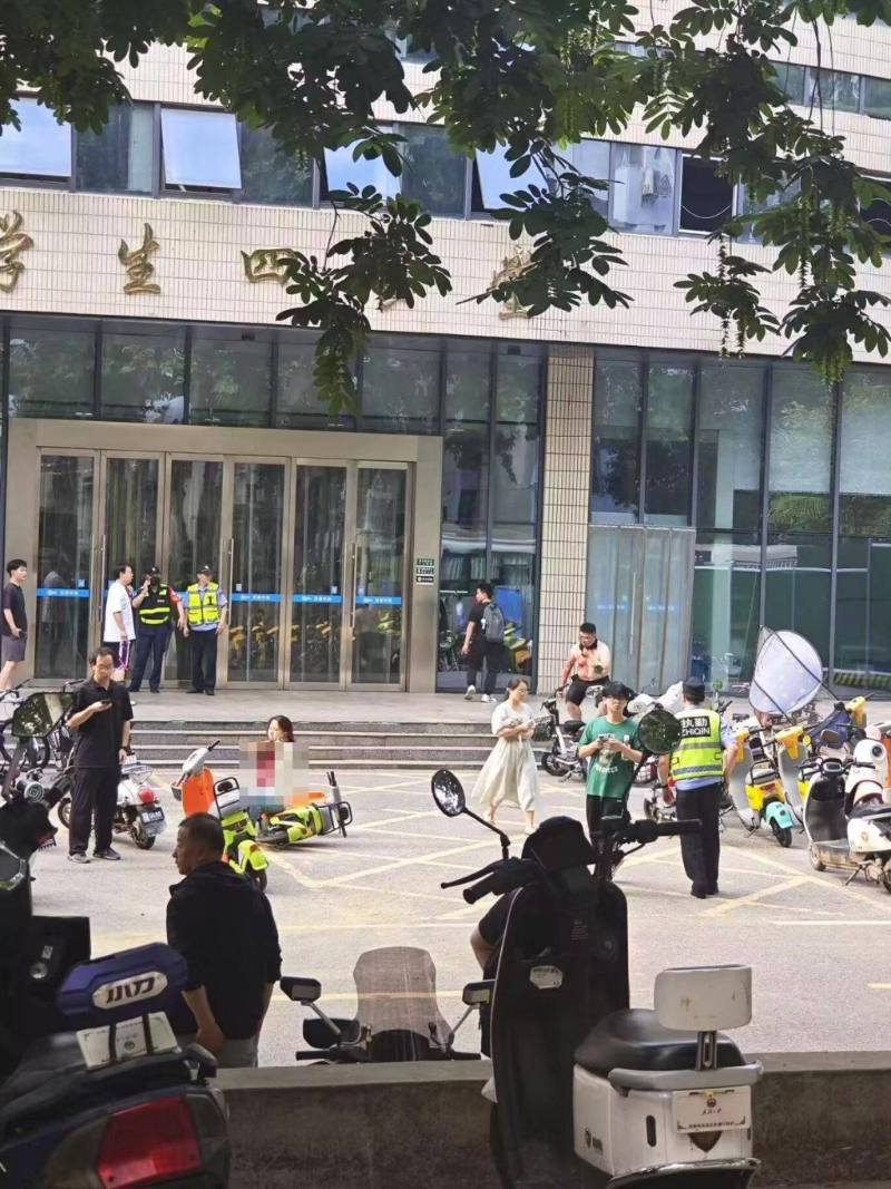 多名傷者浴血逃出戶外等待救治。