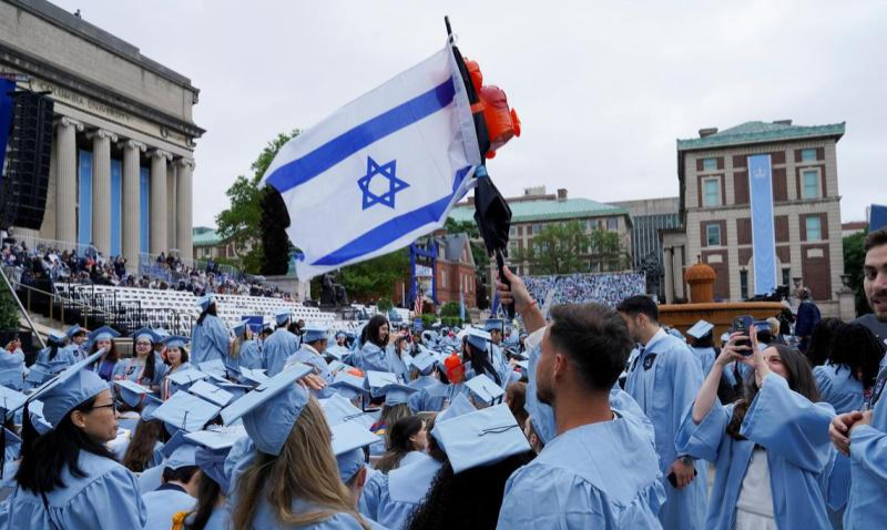 今年5月21日，美國(guó)紐約市曼哈頓哥倫比亞大學(xué)主校區(qū)畢業(yè)典禮上，一名學(xué)生手持以色列國(guó)旗。路透社.jpg