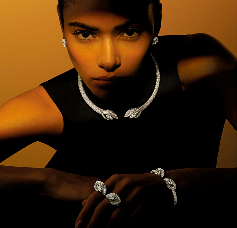 Magnetism套組共有7件作品，以流麗曲線結(jié)合鏤空設(shè)計(jì)以模仿豹紋，而黑色鍍銠金屬中的珍稀橄欖綠鉆石，則是豹的迷人眼睛。