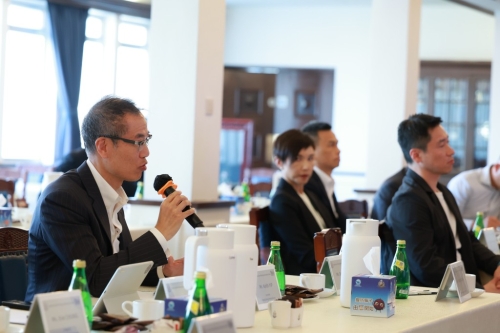 “顧問小組”主席葉云龍（左一） 主持會(huì)議時(shí)指出，政府需強(qiáng)化政策引導(dǎo)，完善低空經(jīng)濟(jì)相關(guān)法規(guī)框架。