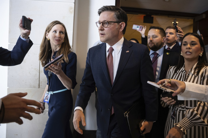 邁克·約翰遜當(dāng)?shù)貢r(shí)間4日在美國(guó)國(guó)會(huì)大廈回答記者提問。圖源：美媒