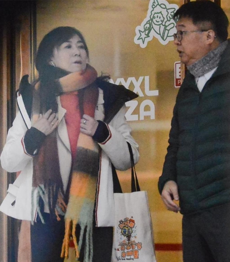 民進(jìn)黨“立委”吃完飯后在餐廳外面閑聊。