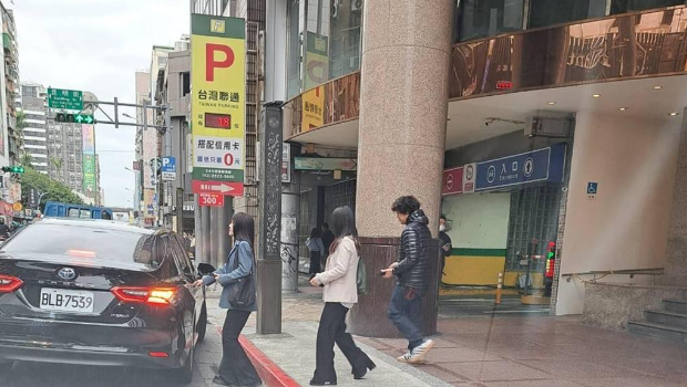 民進(jìn)黨“立委”上前走去“立法院公務(wù)車”，從車牌號(hào)碼可以清楚確認(rèn)為“立院公務(wù)車”。