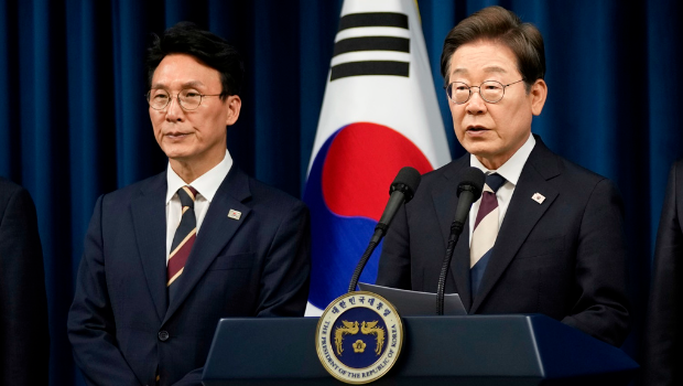 韓國新總統(tǒng)李在明4日公布首波內(nèi)閣名單，提名親信、共同民主黨最高委員金民錫（上圖左）為國務(wù)總理