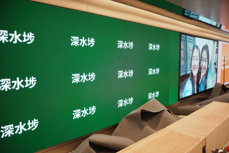 隧道兩側(cè)的LED屏幕提供沉浸式數(shù)碼互動體驗(yàn)。