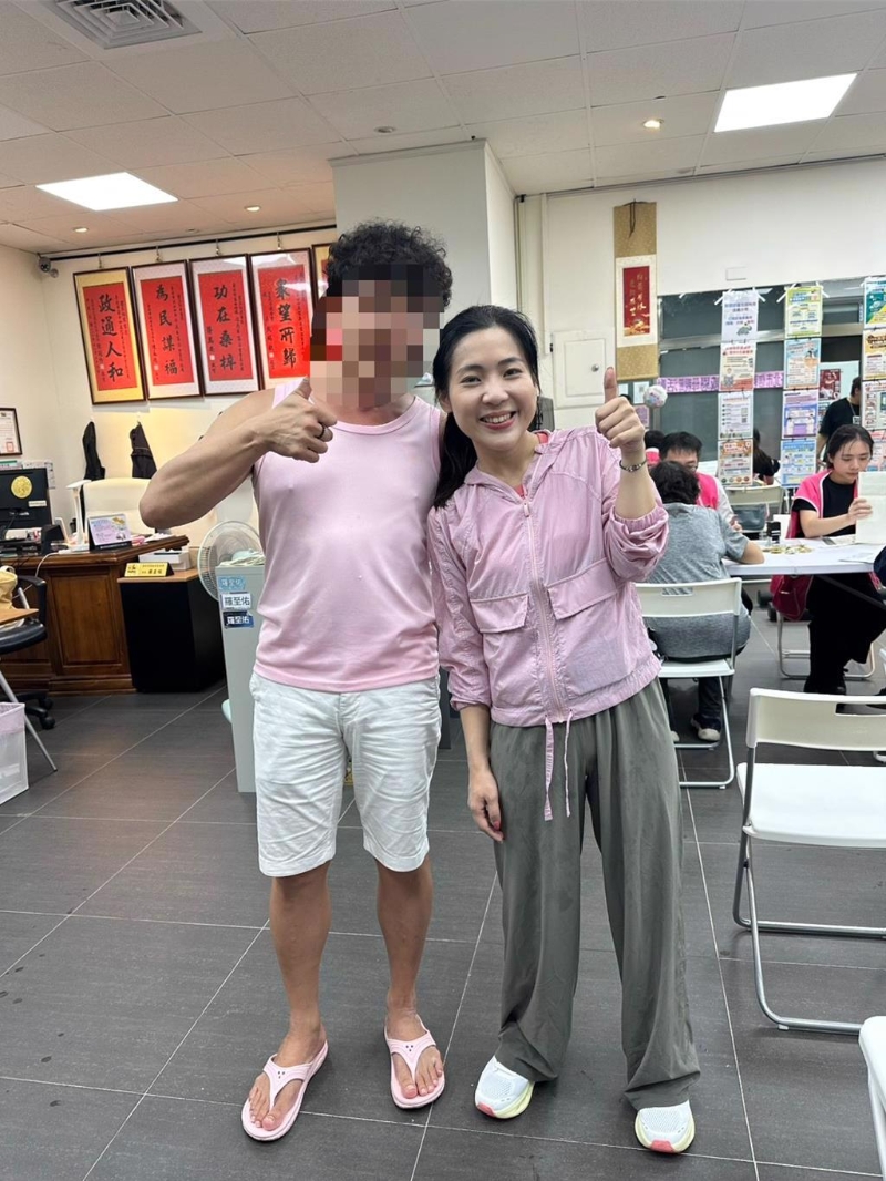 藍(lán)委徐巧芯（右）秀出活動當(dāng)天與民眾合照