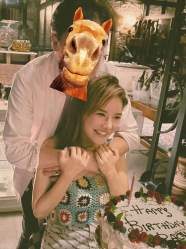 馬清鏗左手無名指疑似戴著婚戒，從后攬著女友。