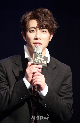 韓國(guó)32歲音樂(lè)劇男星樸竣輝（???）有著偶像級(jí)外貌加上穩(wěn)定的歌唱實(shí)力，自2016年出道以來(lái)就戲約不斷。