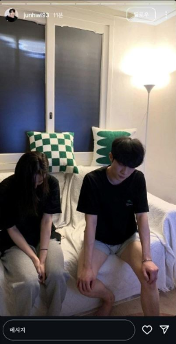 樸竣輝被捉奸只穿內(nèi)褲照遭公開(kāi)，一旁的女性并非他的未婚妻。