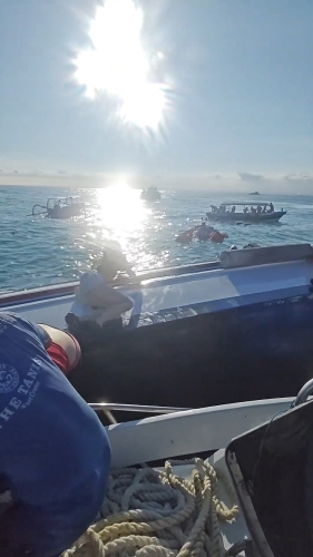 乘客由其他到場(chǎng)協(xié)助的船只救助。抖音@星夜旅人