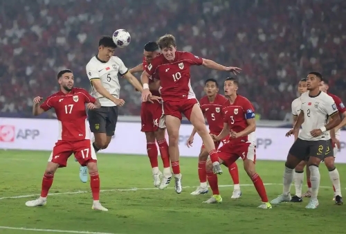 中國隊球員朱辰杰（左二）在比賽中爭頂。