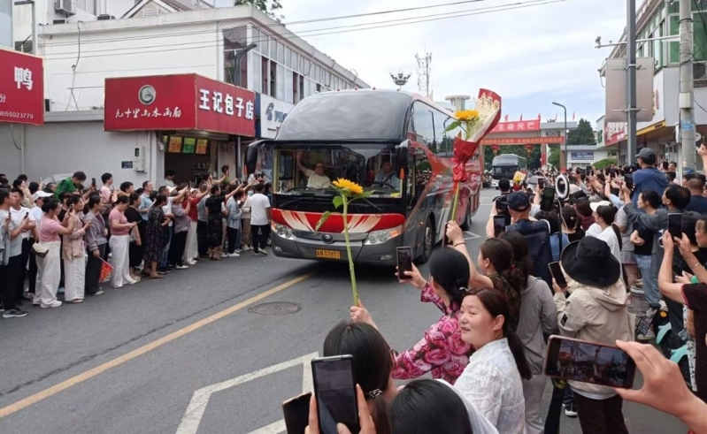 毛坦廠中學(xué)送考“名場(chǎng)面”再現(xiàn)。