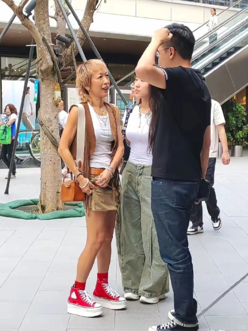 任賢齊的妻子陳則妤（金發(fā)）和女兒Rati近日現(xiàn)身深圳，Rati專心聽媽媽說話十分乖巧。