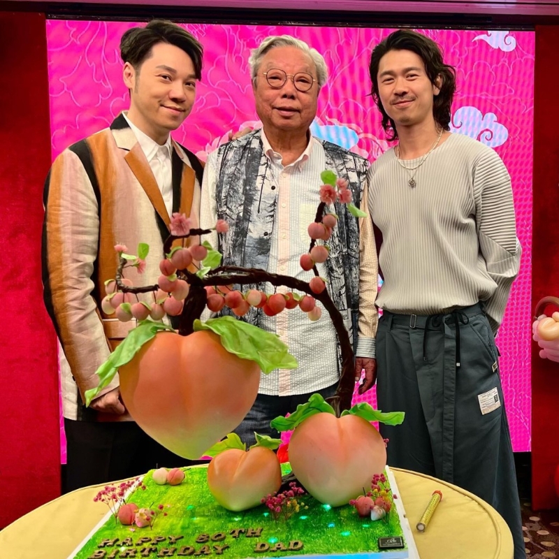 王賢志與伴侶周思聰，慶祝父親王忠桐生日。