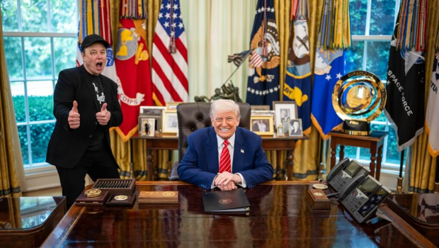 美國總統(tǒng)特朗普（右）與全球首富馬斯克（左）