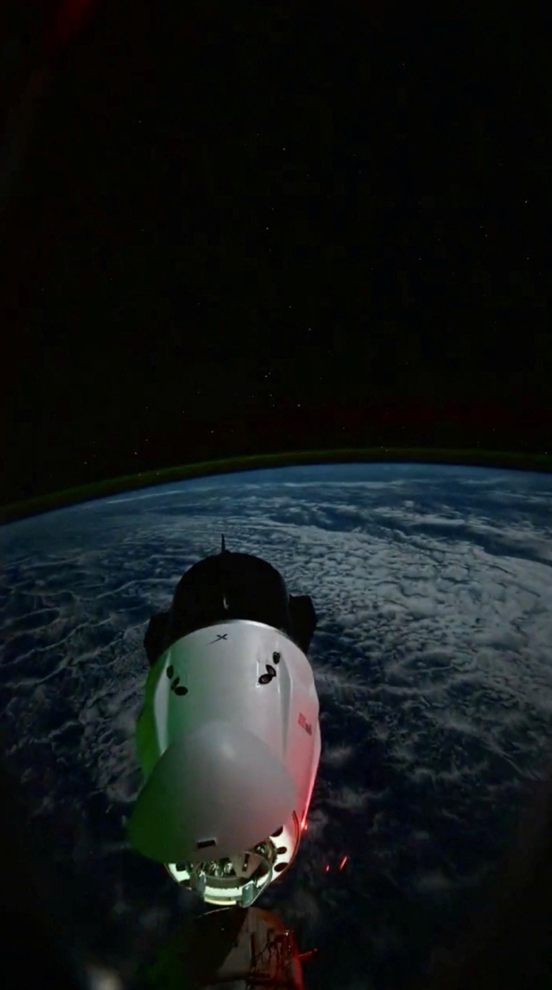 龍飛船往來(lái)國(guó)際太空站。