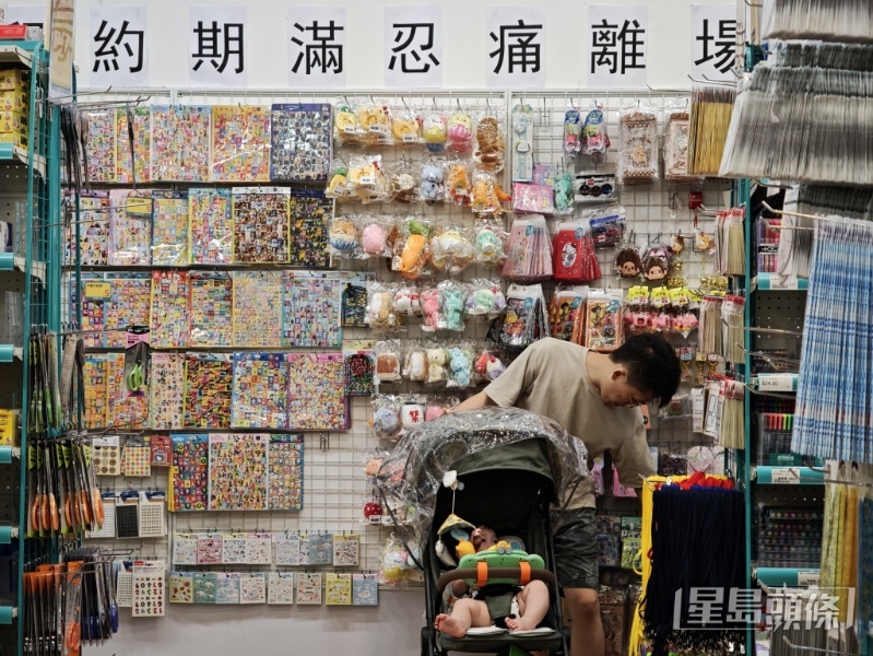 結(jié)業(yè)潮不斷，文具佬生活百貨上月分別先后預(yù)告石門及馬鞍山分店即將約滿結(jié)業(yè)。 陳俊豪攝