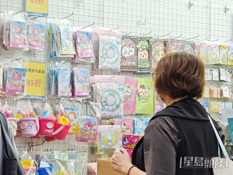 “文具佬”出售人氣漫畫角色“Chiikawa（吉伊卡哇）”公仔及周邊使其人氣急升。 陳俊豪攝