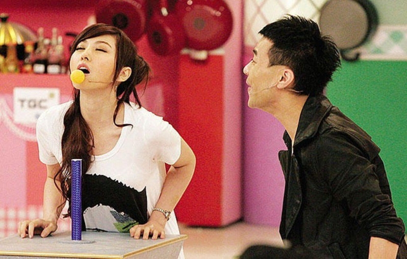 賈曉晨最為人熟悉的是上《獎(jiǎng)門人》啜乒乓球。