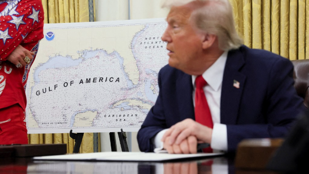 美聯(lián)社因為拒采用特朗普規(guī)定的“美國灣”一詞，而遭禁止采訪白宮新聞。