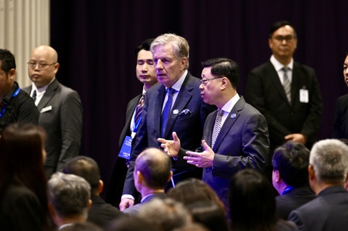 行政長官李家超（右）出席論壇。 劉駿軒攝