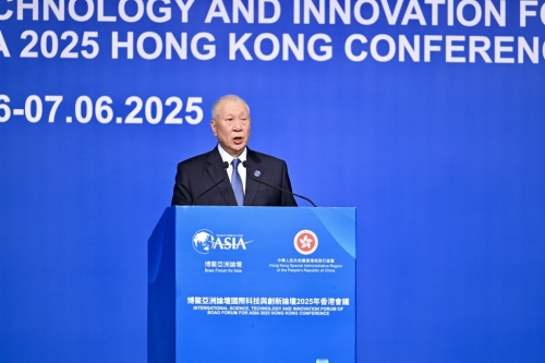 第十四屆全國政協(xié)副主席、大會主席何厚鏵。 劉駿軒攝