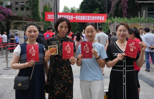 四川成都的家長，穿旗袍手持美好祝愿。 中新社