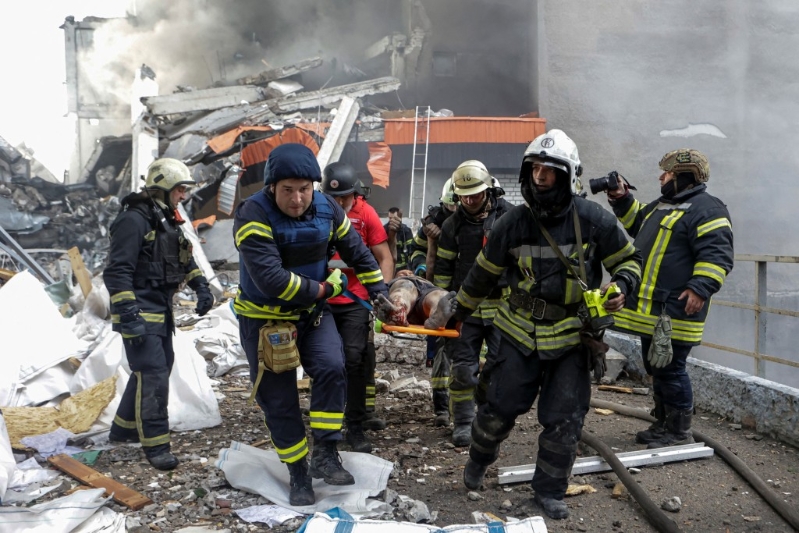 消防員從火場抬出死傷者。