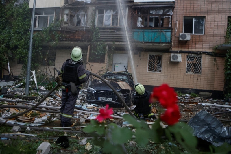 消防員射水救火。