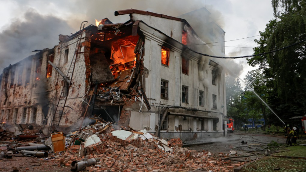 哈爾科夫一棟建筑物遭俄羅斯無人機(jī)擊中，著火焚燒。