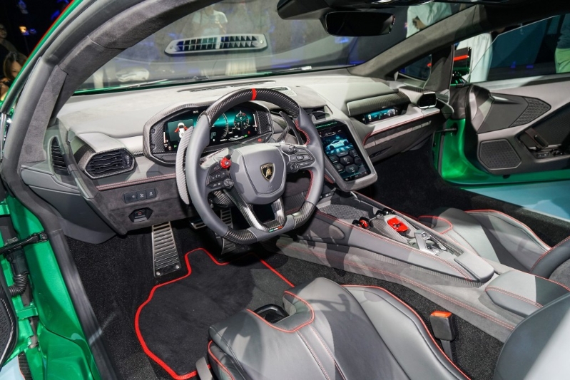 戰(zhàn)斗機(jī)式座艙設(shè)計(jì)酷似同廠Revuelt。