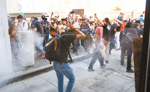 聯(lián)邦移民局6日在洛杉磯實(shí)施大規(guī)模行動后，引發(fā)連串抗議活動。 美聯(lián)社