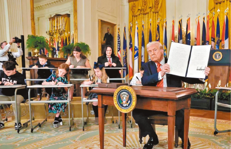 總統(tǒng)特朗普斥責教育部遭自由派把持，令國家教育政策多年來毫無寸進，揚言解散教育部，把教育職能重歸州府。 美聯(lián)社