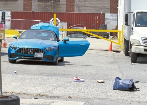 左方停在現(xiàn)場的平治牌汽車，警方相信是嫌犯把開車門，駛離現(xiàn)場前警方趕至，未有被偷走。