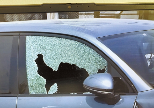 警匪追逐，被子彈擊中的寶馬牌汽車擋風(fēng)玻璃碎裂，停在32大道與費(fèi)靈頓街交界處。