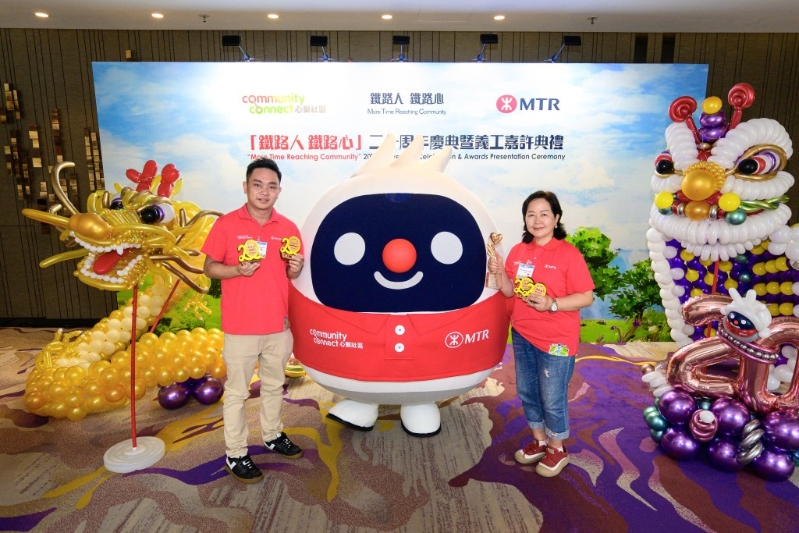 獲頒“光輝義工成就獎(jiǎng)”的退休員工譚艷艷20年來帶領(lǐng)籌組逾千項(xiàng)義工項(xiàng)目；曾威杰（左）則獲頒“年度躍進(jìn)大獎(jiǎng)”。
