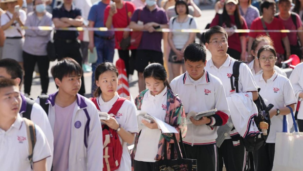 今年全國高考報名人數(shù)較2024年的1342萬減少7萬，是8年來首次下滑。