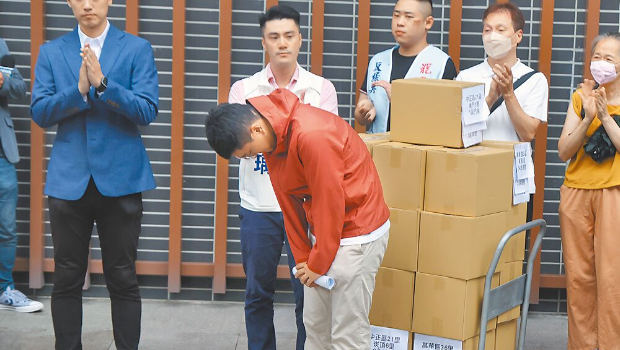 罷免民進黨“立委”吳沛憶的“憶事吳成”份數未達標，領銜人李孝亮（中）7日鞠躬向支持者表示感謝。