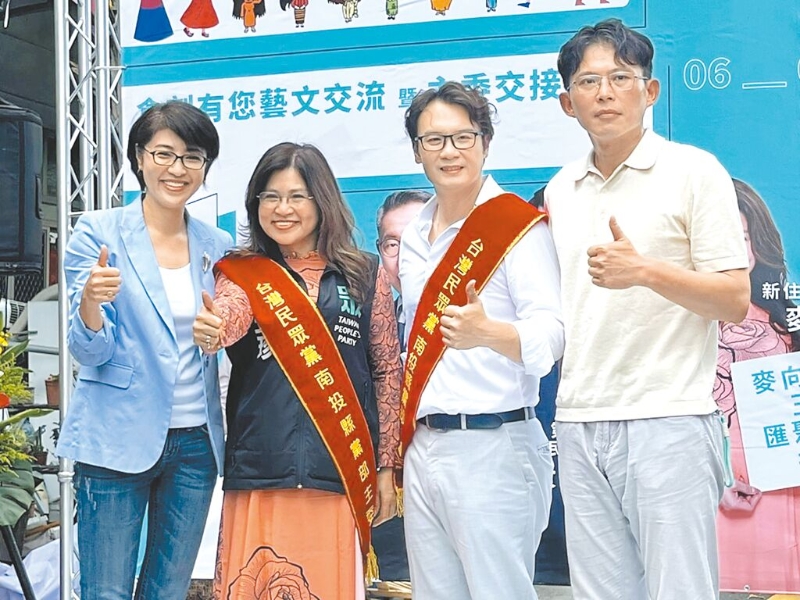 民眾黨南投縣黨部主委7日交接，南投縣長許淑華（左一）出席與民眾黨主席黃國昌（右一）同框。