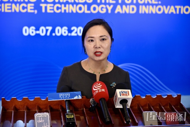 蛟龍?zhí)柺孜淮笱笊顫撆茖W(xué)家唐立梅認為香港非常先進和發(fā)達，今次會議能促進大家在科技和創(chuàng)新方面的交流。