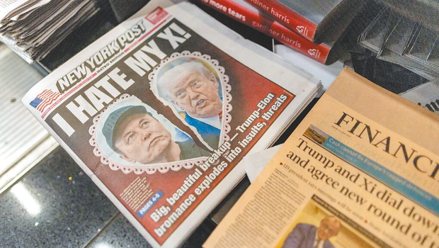 美國總統(tǒng)特朗普和全球首富馬斯克日前上演分手擂臺(tái)，登上報(bào)紙頭版。