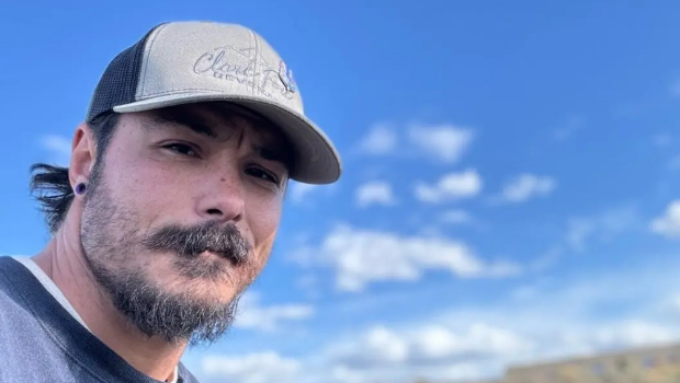 德克爾（Travis Caleb Decker）殺害3個女兒后逃亡。