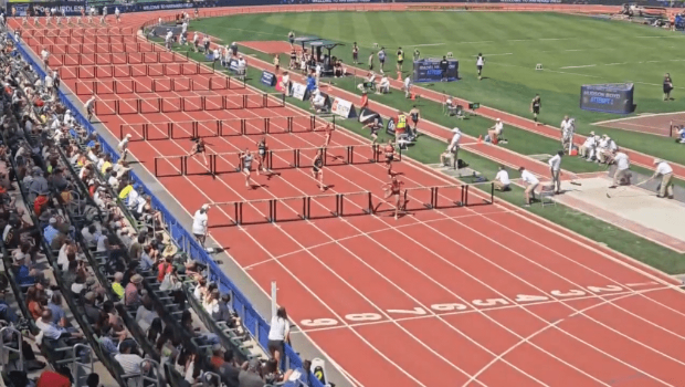 安德森右腳踢欄。