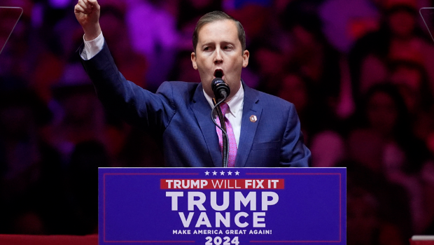 白宮總統(tǒng)人事辦公室主任戈?duì)?。圖為他去年在為特朗普助選演說畫面